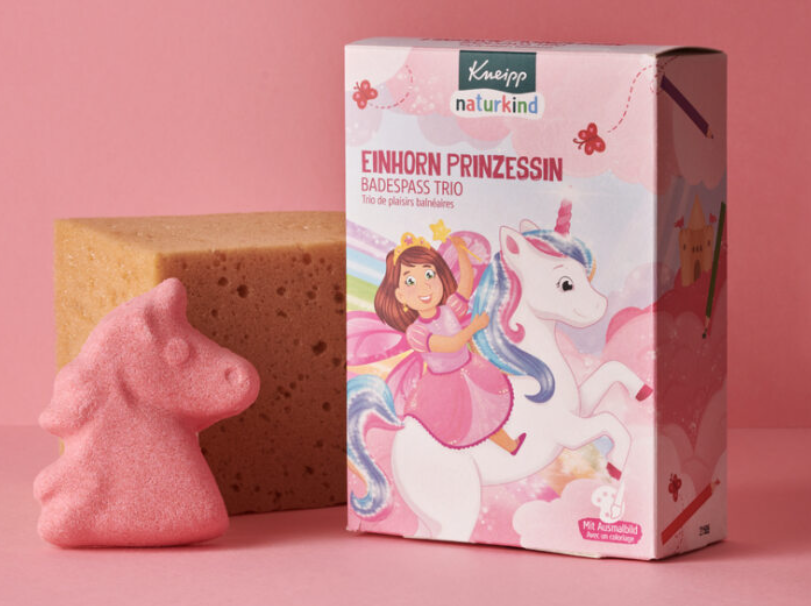 Coffret cadeau Kneipp Moments de soin dans un décor de Noël.